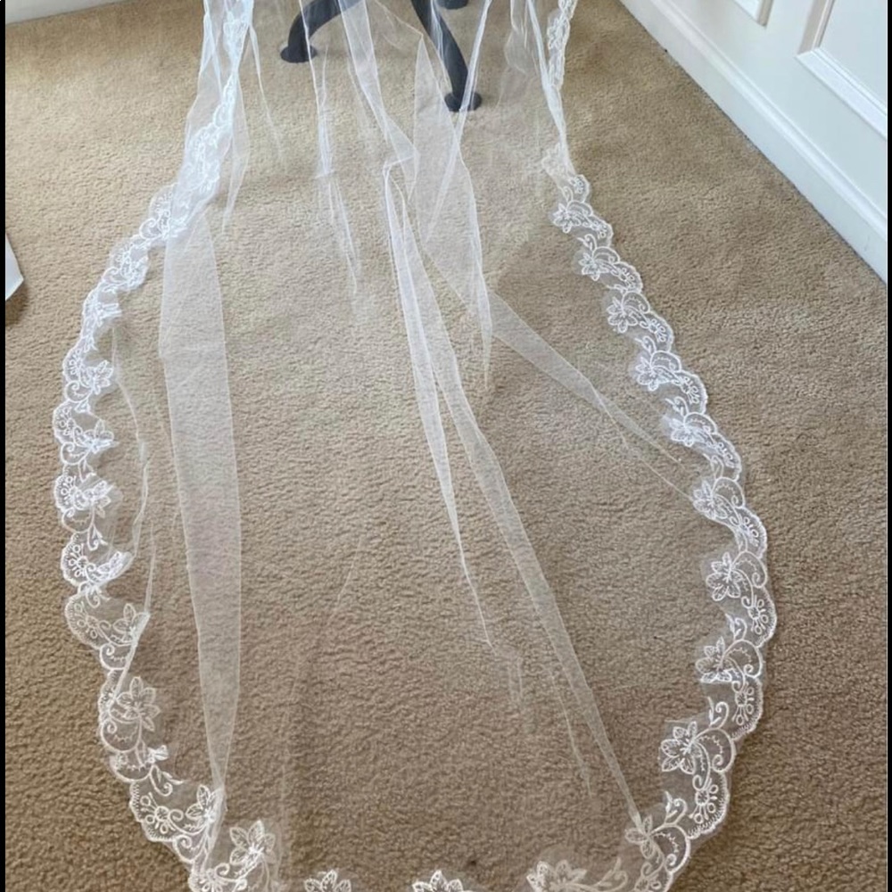 Elegant White Lace-Edged Bridal Veil